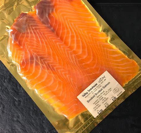 protein in 100g smoked salmon.